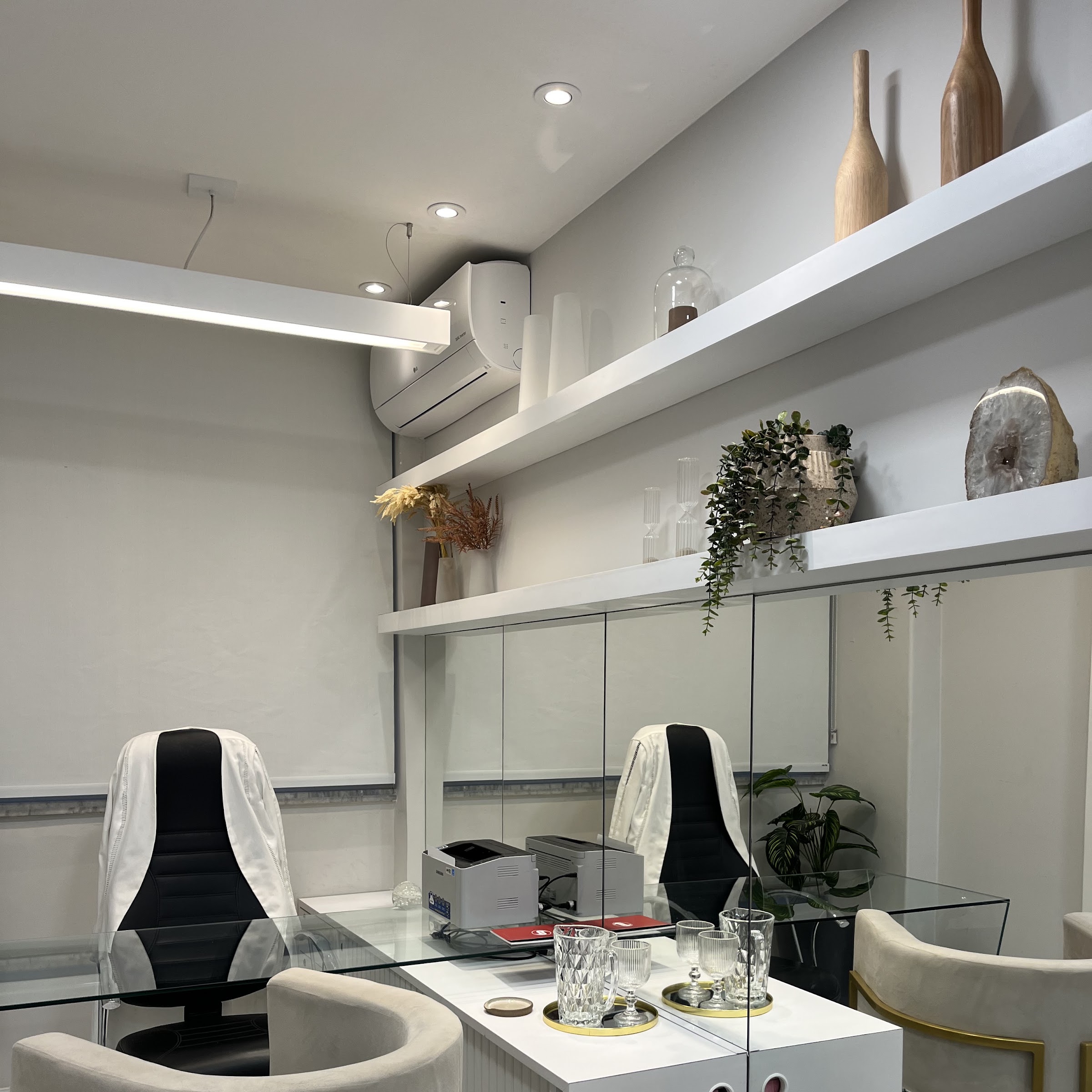 Recepção do consultório com poltrona, iluminação suave e decoração acolhedora