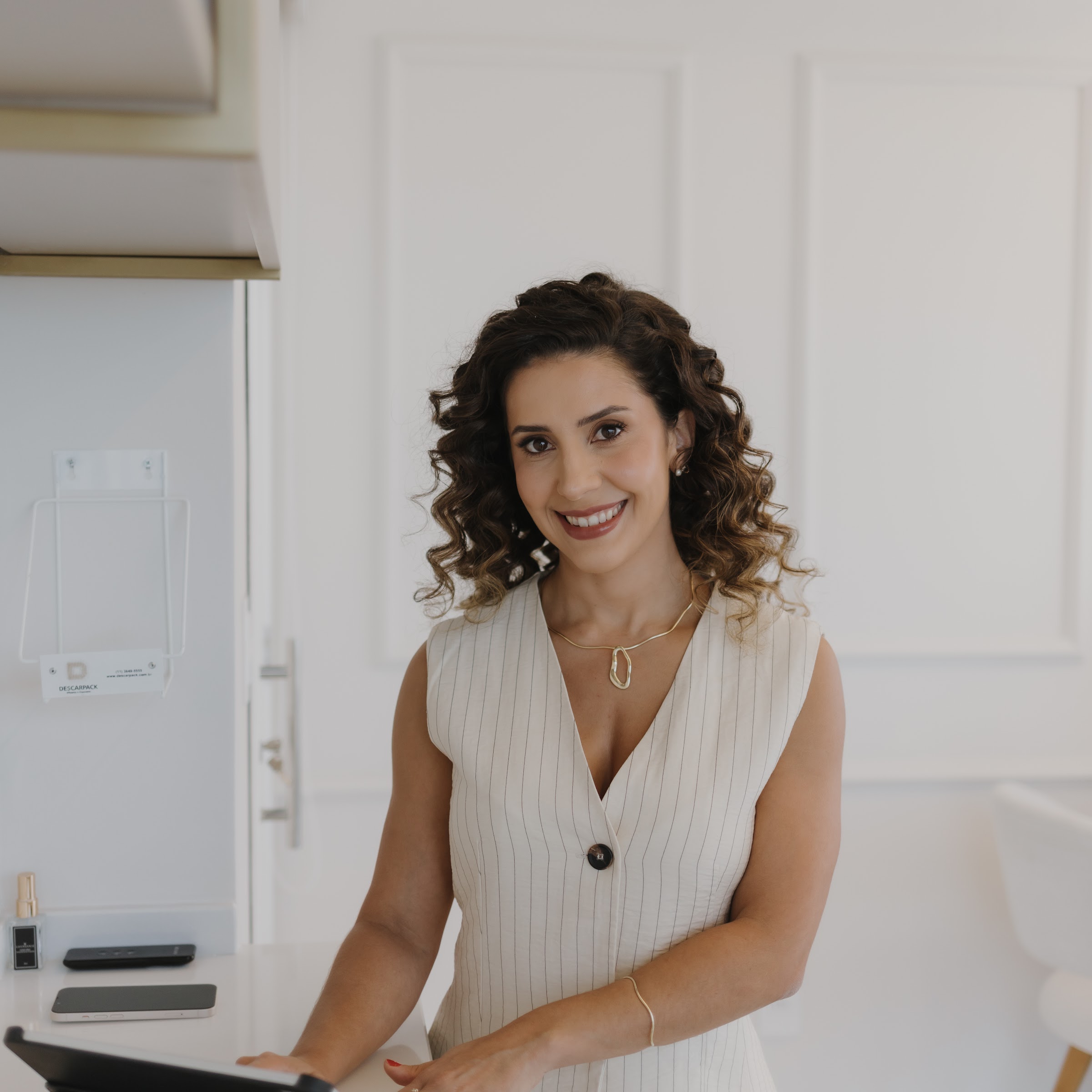 Mulher em ambiente de clínica de estética, com expressão serena e pele iluminada