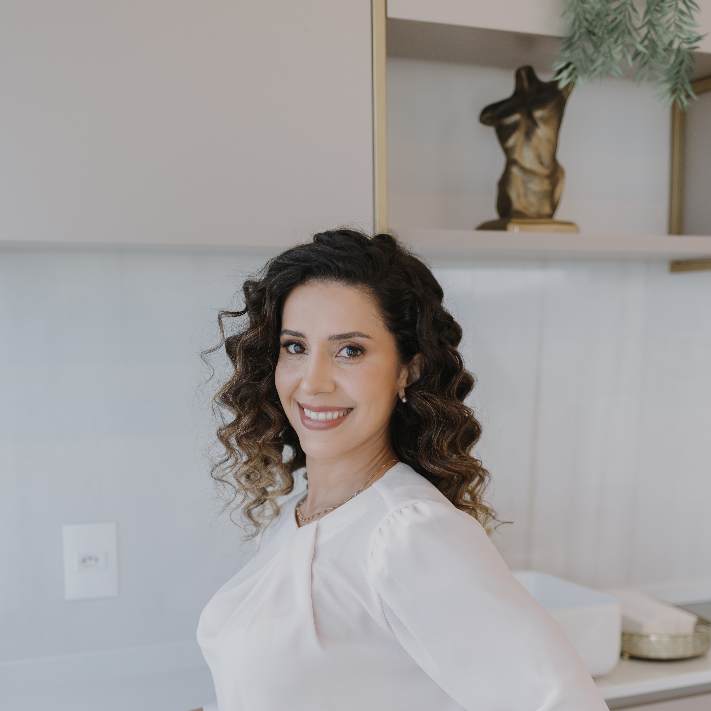 Vanessa Veiga, biomédica esteta, sorrindo em seu consultório