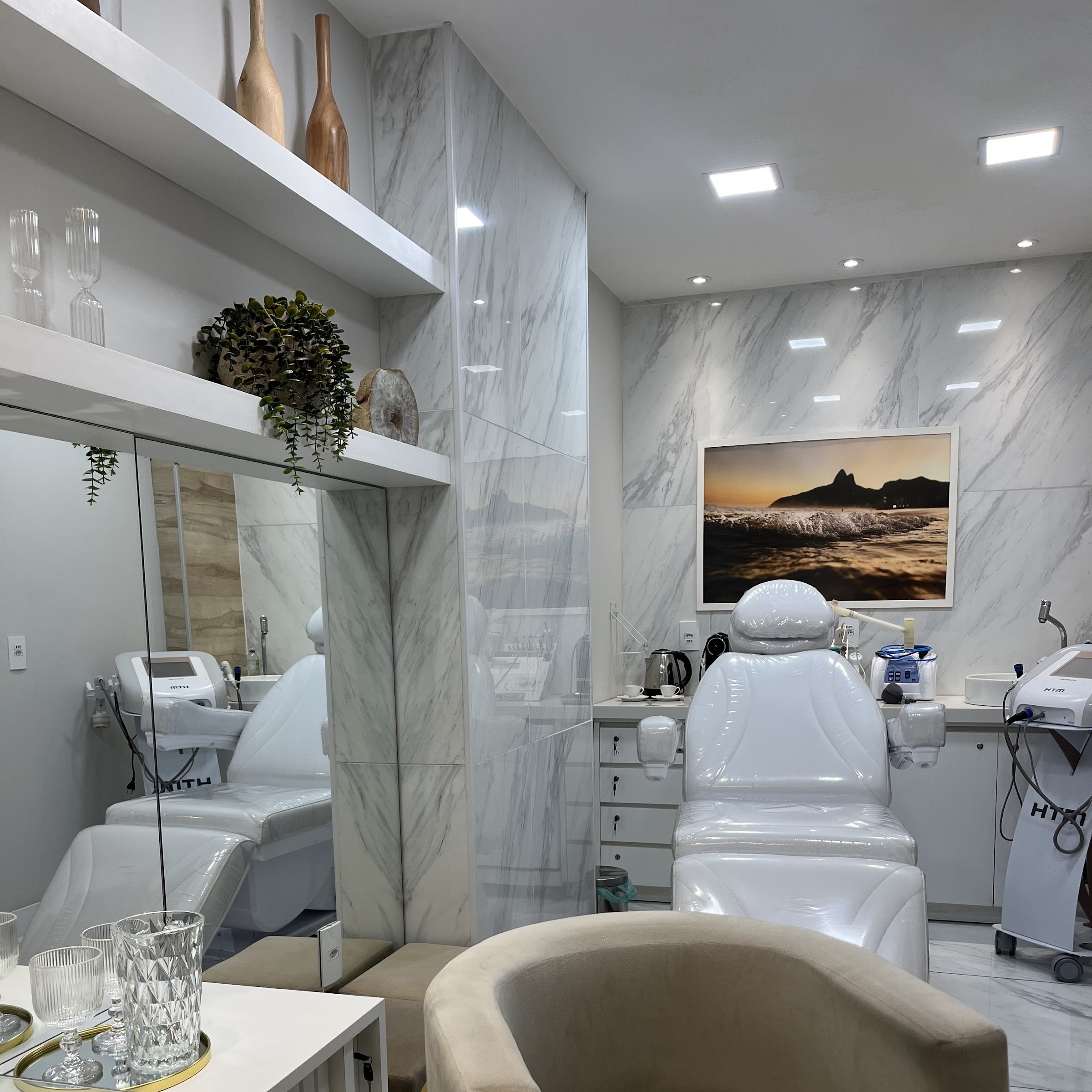 Sala de procedimentos faciais com maca, equipamentos e iluminação clínica